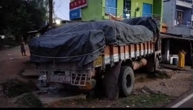 ହୋଟେଲରେ ପଶିଲା ସାର ବୋଝେଇ ଟ୍ରକ, ଅଳ୍ପକେ ବର୍ତ୍ତିଲେ କର୍ମଚାରୀ