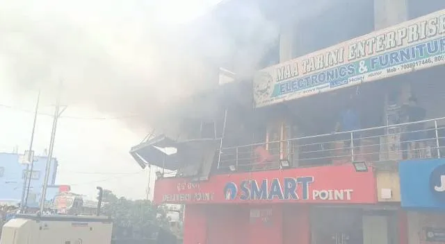 ଜଳିଗଲା କପଡ଼ା ଦୋକାନ, ୪୦ ଏଲ୍‌ଇଡି ଟିଭି ପାଉଁଶ