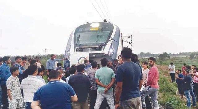 ‘ବନ୍ଦେ ଭାରତ ଏକ୍ସପ୍ରେସ୍‌’ ଅଟକି ରହିବା ଘଟଣା: ବିଦ୍ୟୁତ୍ ବିଭାଗକୁ ସ୍ପଷ୍ଟୀକରଣ ମାଗିଲେ ଡିଆର୍‌ଏମ୍‌