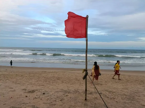 ୪ ପର୍ଯ୍ୟଟକ ବୁଡ଼ିବା ପରେ ପଦକ୍ଷେପ ନେଲା ପ୍ରଶାସନ: ପୁରୀ ବେଳାଭୂମିରେ ଲଗାଇଲା ନାଲି ପତାକା