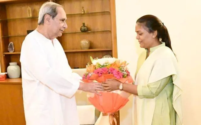 ଝାରସୁଗୁଡ଼ା ଉପନିର୍ବାଚନରେ ବିଜୟୀ ହେଲା ପରେ ମୁଖ୍ୟମନ୍ତ୍ରୀଙ୍କୁ ଭେଟିଲେ ଦୀପାଳି ଦାସ