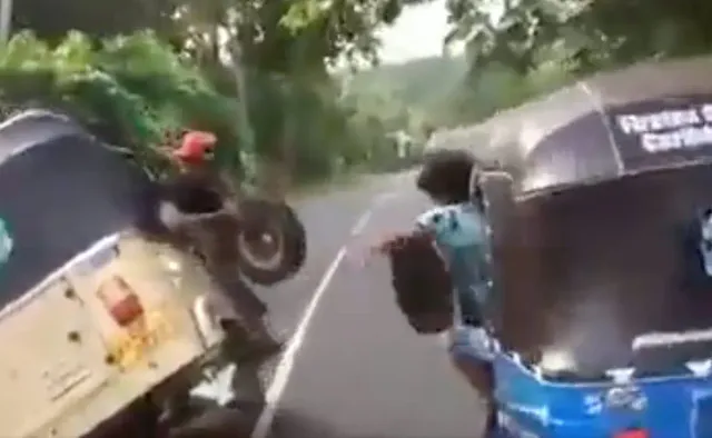 ଚଳନ୍ତା ଅଟୋର ପଙ୍କଚର ଚକାକୁ କିଭଳି ପରିବର୍ତ୍ତନ କରୁଛନ୍ତି ଏହି ବ୍ୟକ୍ତି ଦେଖନ୍ତୁ