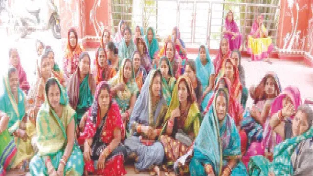 ଗାଁ ଭିତରେ ମଦ ବେପାରକୁ ବିରୋଧ: ଜିଲ୍ଲାପାଳ ଅଫିସ୍‌ ଆଗରେ ଧାରଣା ଦେଲେ ମହିଳା