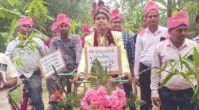 ନିଆରା ବିବାହ: ସାଇକେଲ୍‌ରେ ଆସିଲେ, ଚାରା ବାଣ୍ଟିଲେ