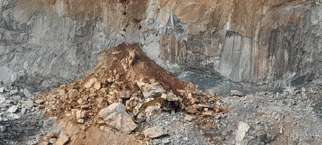 ଫାଣ୍ଡି ପଛ ପଟ ବେଆଇନ ଖାଦାନରେ ମେସିନ ଖସି ଅପରେଟର ଓ ହେଲପର ମୃତ