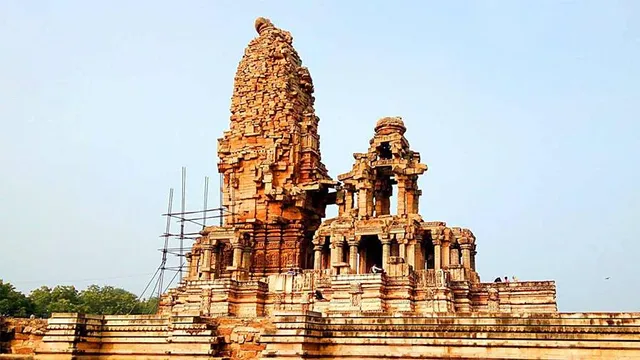 ଝୁଲା ପଥରର ମନ୍ଦିର ‘କକନମଠ’ : ଯେଉଁଠି ନାହାନ୍ତି ପୂଜାରୀ, ସଂଜ ହେଲେ କେହି ବି ରହିବାକୁ କରନ୍ତି ନାହିଁ ସାହସ