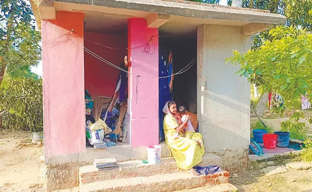 ଫନିରେ ମାଟିରେ ମିଶିଛି ଘର: ୪ବର୍ଷ ହେଲା ପାଇଖାନାରେ ବିତୁଛି ଜୀବନ