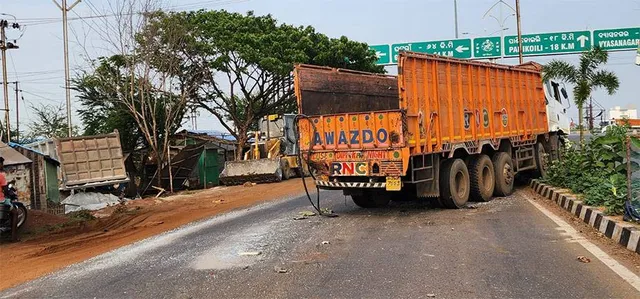 କ୍ୟାବିନ ଉପରେ ଚଢ଼ିଗଲା ଟ୍ରକ