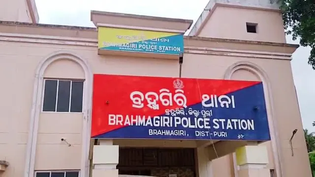 ମୃତ ମହିଳାଙ୍କ ସ୍ବାମୀଙ୍କୁ ଗିରଫ ପ୍ରତିବାଦରେ ବ୍ରହ୍ମଗିରି-ଡେଲାଙ୍ଗ ରାସ୍ତାରୋକ, ଯାତାୟତ ବାଧାପ୍ରାପ୍ତ