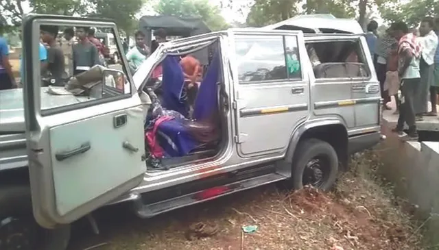 ପୁଲିସ ଗାଡିକୁ ପିଟିଲା ଟ୍ରକ: ୨ ମୃତ