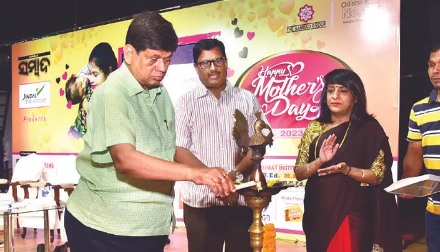 ମାତୃ ଦିବସ ଅବସରରେ ‘ସମ୍ବାଦ’ ପକ୍ଷରୁ ଆୟୋଜିତ ବାର୍ତ୍ତା ପ୍ରତିଯୋଗିତା କାର୍ଯ୍ୟକ୍ରମକୁ ‘ସମ୍ବାଦ’ର ସମ୍ପାଦକ ସୌମ୍ୟରଂଜନ ପଟ୍ଟନାୟକ ଉଦଘାଟନ କରୁଛନ୍ତି।