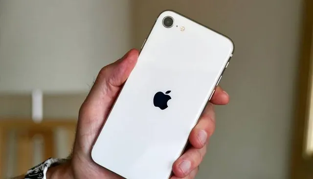 ବ୍ଲାଉଜ୍ କିଣିବା ବାହାନାରେ ଯାଇ ଦୋକାନୀଙ୍କ ଆଇଫୋନ୍ ଚୋରି