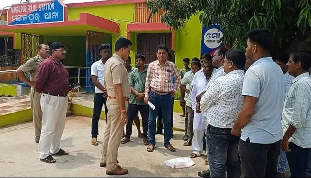 ନବବଧୂର ସନ୍ଦେହଜନକ ମୃତ୍ୟୁ ଘଟଣା: ଅଭିଯୁକ୍ତ ସ୍ବାମୀକୁ ଗିରଫ ଦାବିରେ ଥାନା ଆଗରେ ଧାରଣା