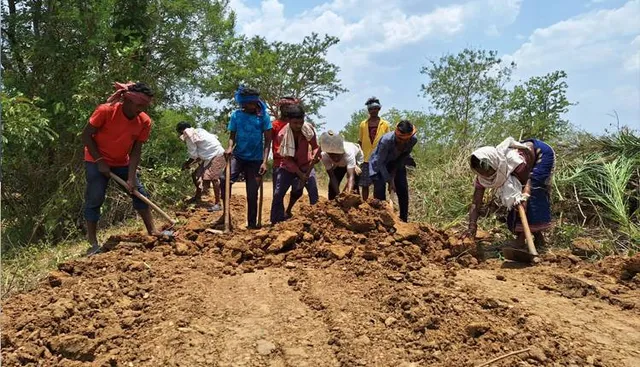ଶୁଣିଲାନି ପ୍ରଶାସନ, ଚାନ୍ଦା କରି ରାସ୍ତା ମରାମତି କଲେ ଗ୍ରାମବାସୀ