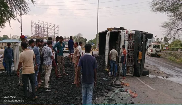 ଓଲଟିଲା କୋଇଲା ବୋଝେଇ ଟ୍ରକ୍