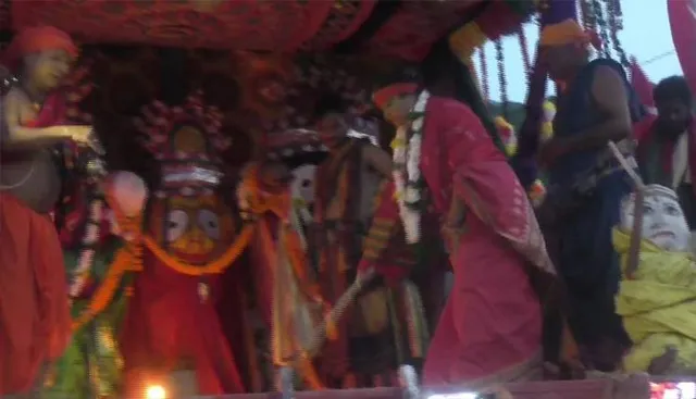 ମଧୁପୁରଗଡ଼ରେ ରଥଯାତ୍ରା: ଛେରାପହଁରା କଲେ ରାଣୀ