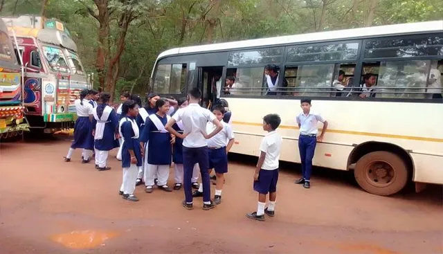 ପୁଣି ଅଣାୟତ୍ତ: ରାସ୍ତା ଜାମ୍‌, ସ୍କୁଲ ପିଲା ଫସିଲେ