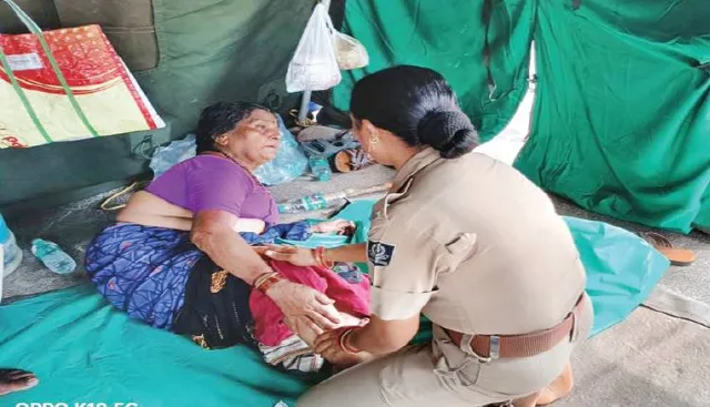 ଅସୁସ୍ଥ ଶ୍ରଦ୍ଧାଳୁଙ୍କ ସେବାରେ ମହିଳା ପୁଲିସ