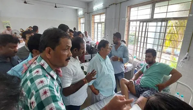 ଭଦ୍ରକ ମେଡ଼ିକାଲରେ ଆହତଙ୍କୁ ଭେଟିଲେ କଂଗ୍ରେସ ନେତା  ନିରଞ୍ଜନ ପଟ୍ଟନାୟକ