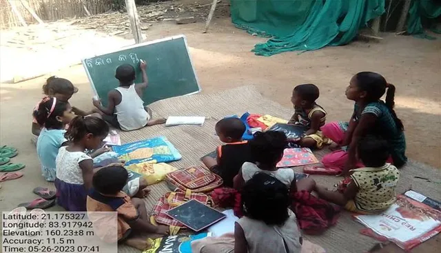 ଅନ୍ଧାରୀ ଗାଁରେ ଶିକ୍ଷାର ଆଲୋକ ଦେଖାଉଛନ୍ତି ମମତା