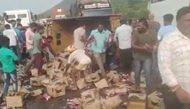 ବିୟର ବୋଝେଇ ଭ୍ୟାନ୍‌ ଓଲଟିପଡ଼ିଲା, ଲୋକେ ବୋହିନେଲେ