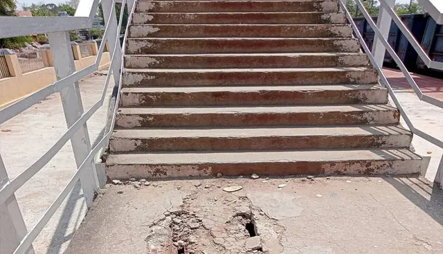 ଅସୁରକ୍ଷିତ ଗଡ଼ପୋଷ ରେଳ ଷ୍ଟେସନ୍‌