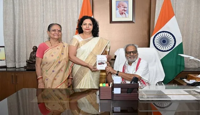 ରାଜ୍ୟପାଳଙ୍କ ଦ୍ବାରା ଲୋକାର୍ପିତ ହେଲା ‘ଭୁଖା’ର ଇଂରାଜୀ ଅନୁବାଦ ‘ଦି ଷ୍ଟାର୍ଭ୍ଡ’