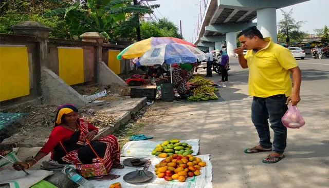 ଫ୍ଲାଇଓଭର ତଳେ ଆମ୍ବ ପସରା