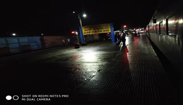 ଯାଜପୁର-କେନ୍ଦୁଝର ରୋଡ୍‌ ଷ୍ଟେସନରେ ଫସିଛନ୍ତି ସହସ୍ରାଧିକ ଯାତ୍ରୀ