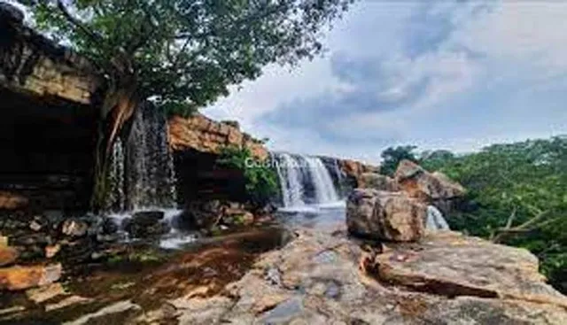 ମୁଣ୍ଡ ନେଉଛି ବାରବଖରା ପ୍ରପାତ