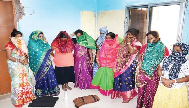 ମଲ୍‌ରୁ ଧରାପଡ଼ିଲେ ୯ ବଙ୍ଗୀୟ ମହିଳା: ଅନ୍ତର୍ବସ୍ତ୍ରରେ ଲୁଚାଇ ଲୁଟୁଥିଲେ