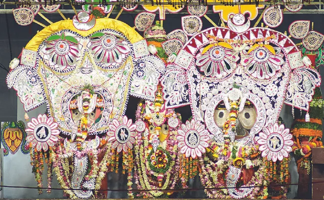 ଗଜବେଶରେ ମହାବାହୁ: ୧୦୮ ଗରା ସୁବାସିତ ଜଳରେ କଲେ ସ୍ନାନ, ଅସହ୍ୟ ତାତିରେ ବି ଛୁଟିଲେ ଲକ୍ଷାଧିକ ଭକ୍ତ