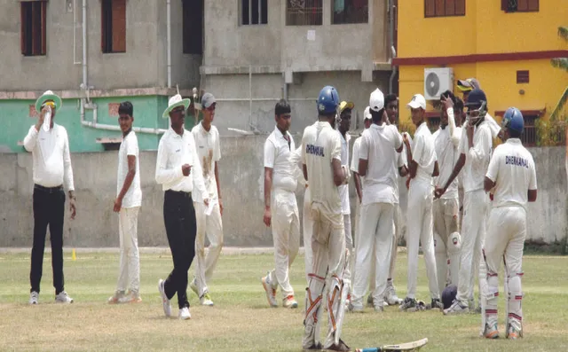 ୪୨ଂରେ ସାରାଦିନ ପଡ଼ିଆରେ: ତାତିରେ ଶିଝୁଛନ୍ତି କିଶୋର କ୍ରିକେଟର୍‌