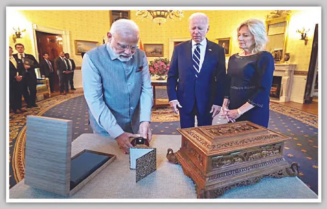 ବାଇଡେନ ଦମ୍ପତିଙ୍କୁ ମୋଦୀଙ୍କ ସ୍ବତନ୍ତ୍ର ଉପହାର: ୧୦ ଉପନିଷଦ, ଦଶଦାନ, ଚନ୍ଦନକାଠ ବାକ୍ସ, ସବୁଜ ହୀରା