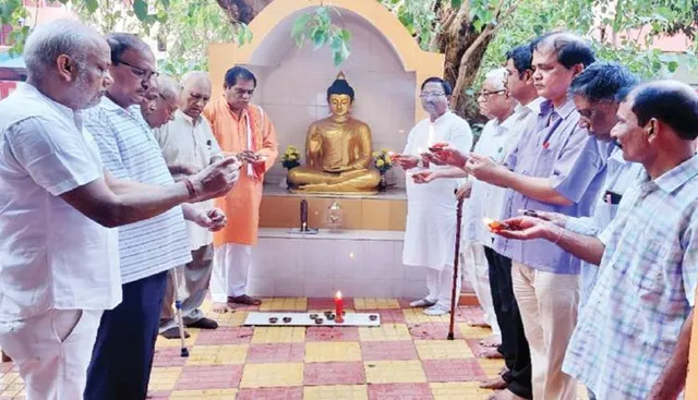 ବୁଦ୍ଧ ମନ୍ଦିରରେ ସାମୂହିକ ଦୀପଦାନ