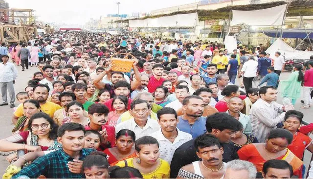 ସ୍ନାନଯାତ୍ରା: ଭିଡ଼ ଅସମ୍ଭାଳ