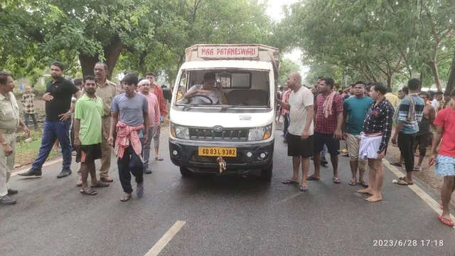 ସଂକୀର୍ତ୍ତନ ପାଇଁ ଯାଉଥିଲେ; ଭାରସାମ୍ୟ ହରାଇ ଓଲଟିଲା ପିକ୍‌ଅପ୍‌, ଜଣେ ମୃତ ଓ ୯ ଜଣ ଆହତ