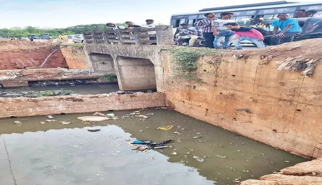 ବରମୁଣ୍ଡା ସର୍ଭିସ୍‌ ରୋଡ୍‌ରେ ମୁଣ୍ଡଖିଆ ମୁକୁଳା ଡ୍ରେନ୍‌