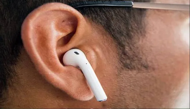 ମାତ୍ରାଧିକ ଇୟର୍‌ଫୋନ୍ ବ୍ୟବହାର ଯୋଗୁ ଶ୍ରୁତିଶକ୍ତି ହରାଇଲା ଗୋରଖପୁର ବାଳକ