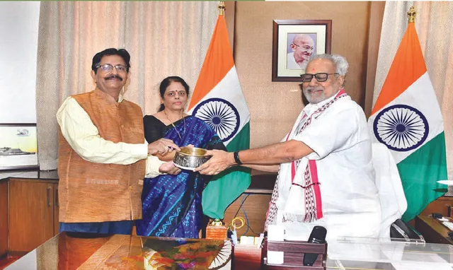 ରାଜ୍ୟପାଳଙ୍କୁ ହାତୀପାହୁଲିଆ କଂସା ପ୍ରଦାନ କଲେ ସୁଦର୍ଶନ