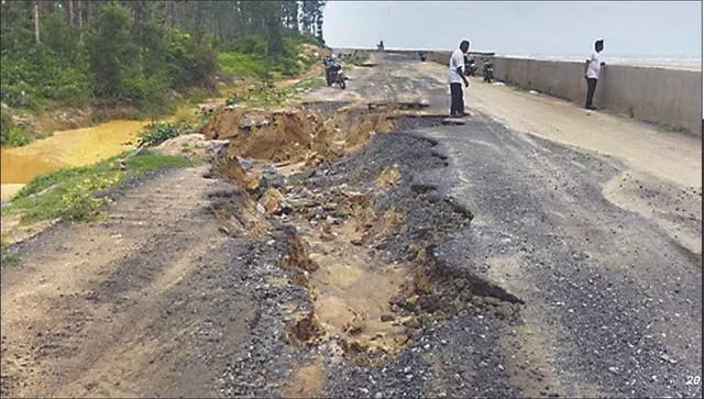 ସାମାନ୍ୟ ବର୍ଷାରେ... ୫୦ ସ୍ଥାନରେ ଧୋଇଗଲା ପଥର ବନ୍ଧ