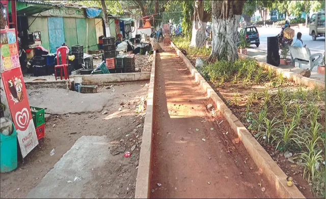 ଭେଣ୍ଡିଂ ଜୋନ୍‌ କବ୍‌ଜାରେ ପାଦଚଲା ରାସ୍ତା