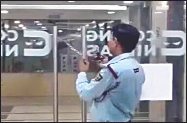 ଗେଟ୍‌ରେ ତାଲା ପକାଉଥିବା କଂପାନିକୁ ନିନ୍ଦା: କର୍ମଚାରୀଙ୍କୁ ବାହାରକୁ ଛଡ଼ାଯାଉନଥିଲା