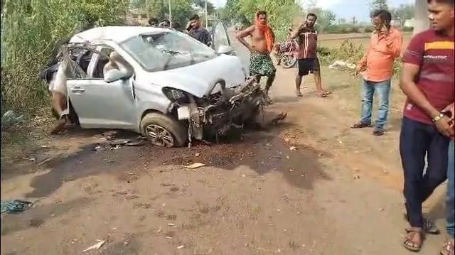 ଭୋଜି କରିବାକୁ ଆସିଥିଲେ: ଗଛରେ ପିଟିହେଲା କାର୍; ୨ ମୃତ, ୩ ଗୁରୁତର