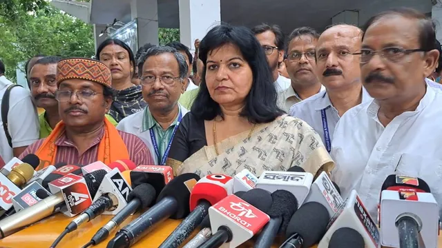 ବାହନଗା ଟ୍ରେନ୍‌ ଦୁର୍ଘଟଣାରେ ଆହତଙ୍କୁ ଏସ୍‌ସିବିରେ ଭେଟି ଆଶୁ ଆରୋଗ୍ୟ କାମନା କଲେ ସାଂସଦ ଅପରାଜିତା ଷଡ଼ଙ୍ଗୀ