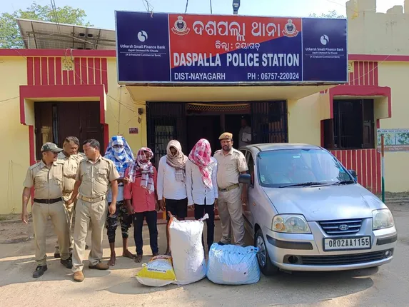 କନ୍ଧମାଳରୁ ଭୁବନେଶ୍ବର ଗଞ୍ଜେଇ ଚାଲାଣ ବେଳେ ମାଡି ବସିଲା ପୁଲିସ