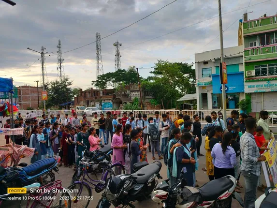 ଦିଗପହଣ୍ଡି ବସ୍‌ ଦୁର୍ଘଟଣା: ମୃତକଙ୍କ ଉଦ୍ଦେଶ୍ୟରେ ଦିଗପହଣ୍ଡିରେ କ୍ୟାଣ୍ଡେଲ୍ ଶୋଭାଯାତ୍ରା।