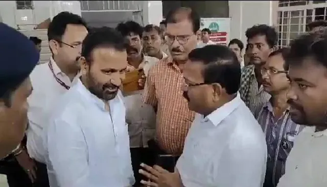 ଭଦ୍ରକ ମେଡିକାଲରେ ଆହତଙ୍କୁ ଭେଟିଲେ କର୍ଣ୍ଣାଟକ ରାଜସ୍ବ ମନ୍ତ୍ରୀ