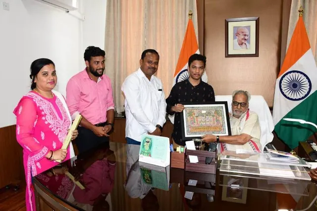 ଅନ୍ତର୍ନିହିତ ପ୍ରେରଣାରେ ଆଶୁତୋଷ ଆଙ୍କୁଛନ୍ତି ତାଳପତ୍ର ଓ ପଟ୍ଟଚିତ୍ର