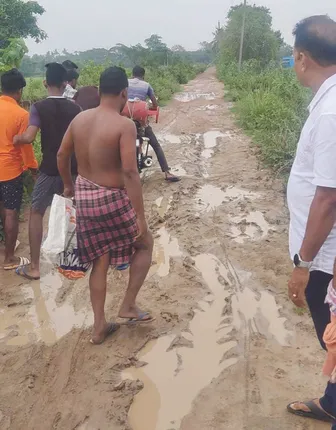 ଅସରାଏ ବର୍ଷାରେ କେନାଲ ବନ୍ଧ ରାସ୍ତା ବେହାଲ; ରାସ୍ତାରେ ଧାନ ବିହନ ବୁଣି ଗାଁ ଲୋକଙ୍କ ଅଭିନବ ପ୍ରତିବାଦ